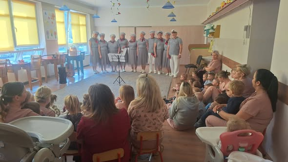 Seniorzy w żłobku